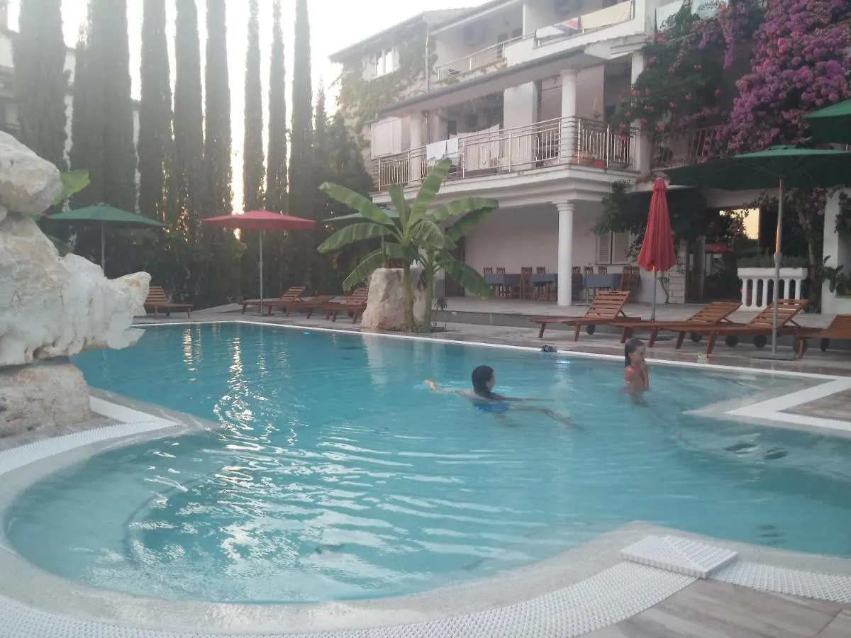 פורץ Gargamelo Pension 3*,